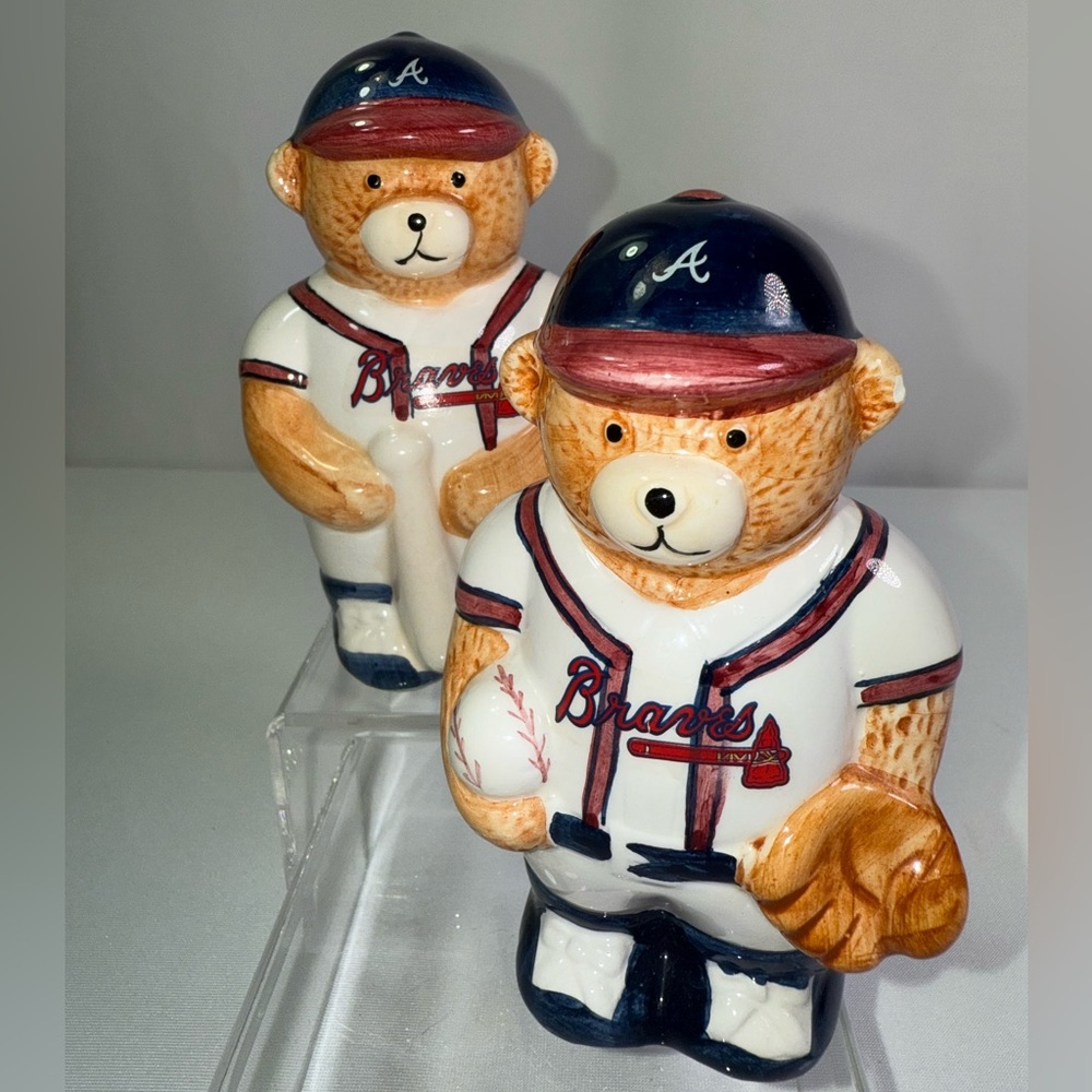Vintage MLB Atlanta Braves Ceramic Baseball Player Bears Salt & Pepper Shakers